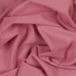 Tessuto Lycra Opaca. Si tratta di un materiale creato apposta per aderire alla figura corporea. Elastico e allungabile è dunque molto usato nel mondo dello sport