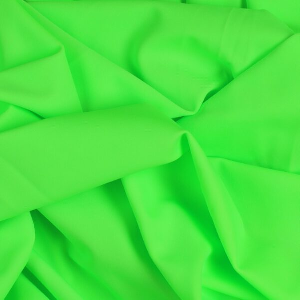 Tessuto Lycra Opaca. Si tratta di un materiale creato apposta per aderire alla figura corporea. Elastico e allungabile è dunque molto usato nel mondo dello sport