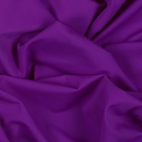 Tessuto Lycra Opaca. Si tratta di un materiale creato apposta per aderire alla figura corporea. Elastico e allungabile è dunque molto usato nel mondo dello sport