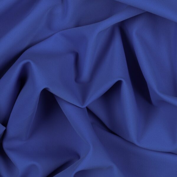 Tessuto Lycra Opaca. Si tratta di un materiale creato apposta per aderire alla figura corporea. Elastico e allungabile è dunque molto usato nel mondo dello sport