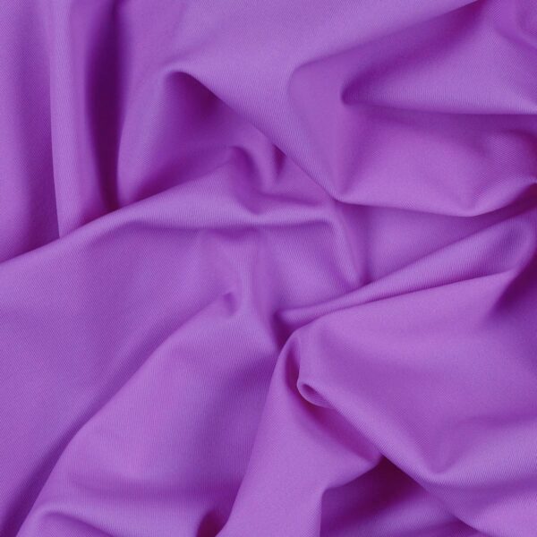 Tessuto Lycra Opaca. Si tratta di un materiale creato apposta per aderire alla figura corporea. Elastico e allungabile è dunque molto usato nel mondo dello sport