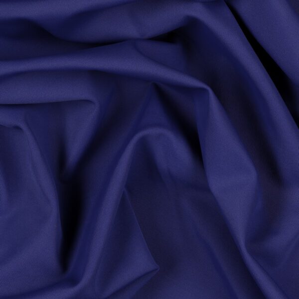 Tessuto Lycra Opaca. Si tratta di un materiale creato apposta per aderire alla figura corporea. Elastico e allungabile è dunque molto usato nel mondo dello sport