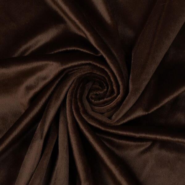 Il tessuto cavallino è una pelle molto morbida con pelo. Si tratta di una pelliccia a pelo corto perfetta per essere adoperata nel campo dell’abbigliamento o della tappezzeria. Il tessuto cavallino è vellutato al tatto e riproduce il pelo degli animali. Ideale per realizzare giacche