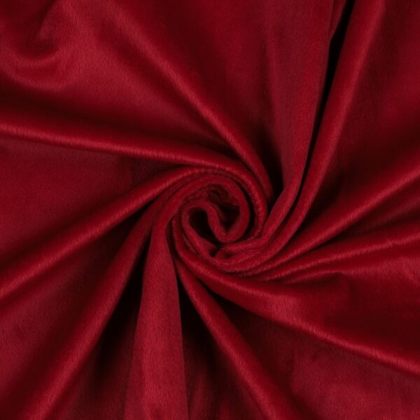 Il tessuto cavallino è una pelle molto morbida con pelo. Si tratta di una pelliccia a pelo corto perfetta per essere adoperata nel campo dell’abbigliamento o della tappezzeria. Il tessuto cavallino è vellutato al tatto e riproduce il pelo degli animali. Ideale per realizzare giacche