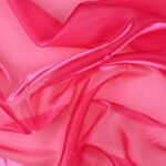 Dettaglio organza lucida fucsia fluo - trasparenza e riflessi