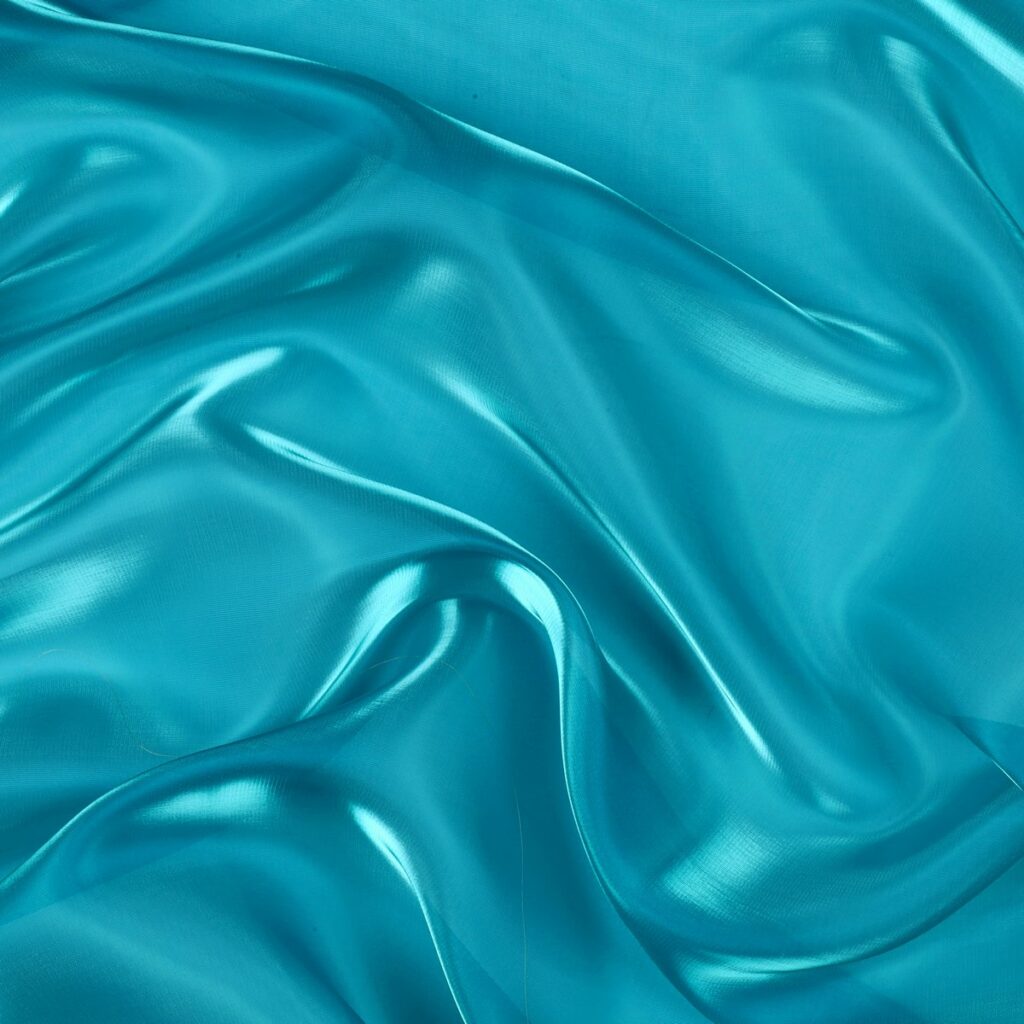 Dettaglio organza lucida turchese - trasparenza e riflessi