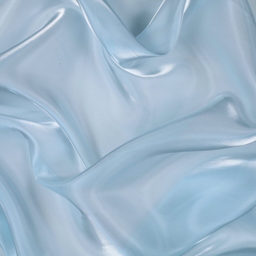 Dettaglio organza lucida celeste baby - trasparenza e riflessi