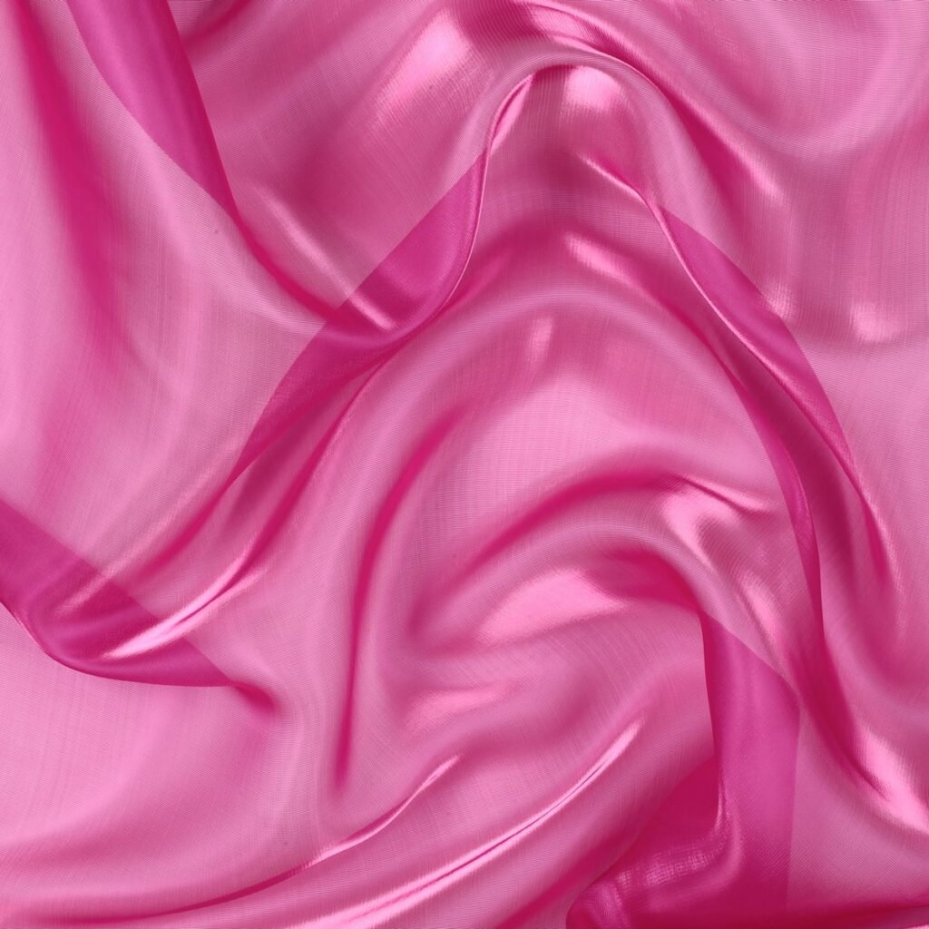 Dettaglio organza lucida fucsia - trasparenza e riflessi