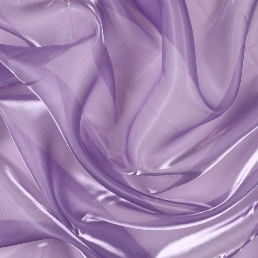 Dettaglio organza lucida glicine - trasparenza e riflessi