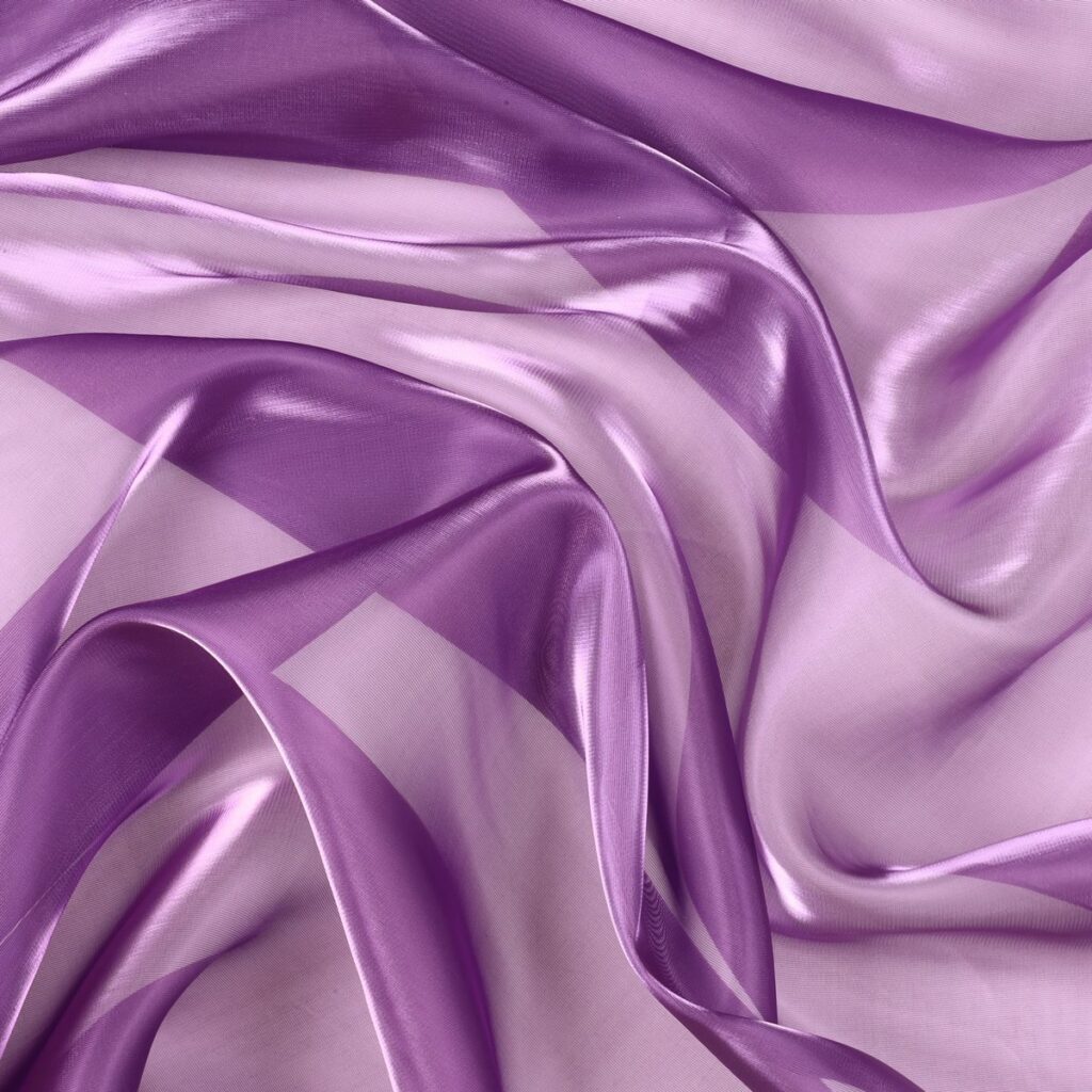 Dettaglio organza lucida viola - trasparenza e riflessi