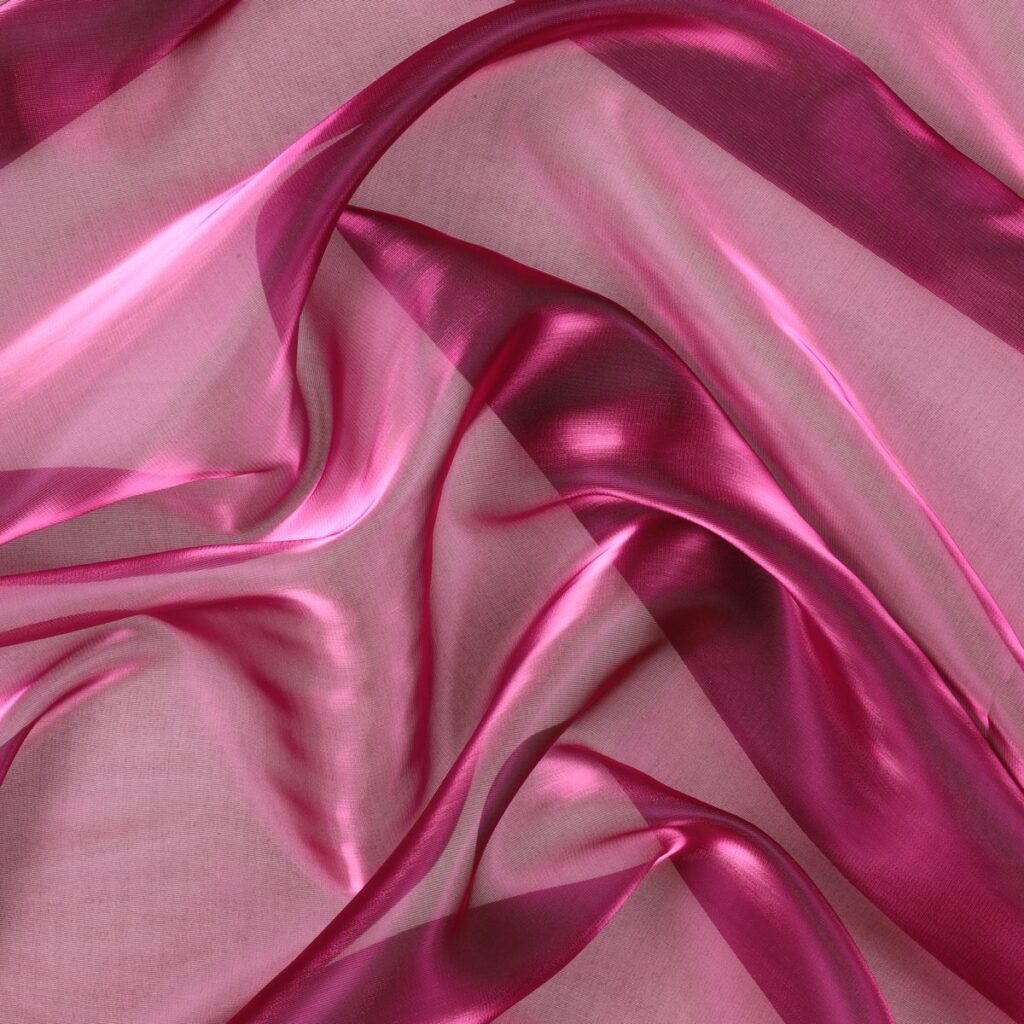 Dettaglio organza lucida fucsia scuro - trasparenza e riflessi
