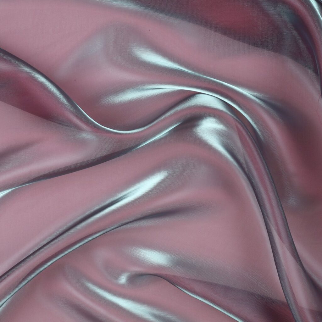 Dettaglio organza lucida fucsia riflesso argento - trasparenza e riflessi