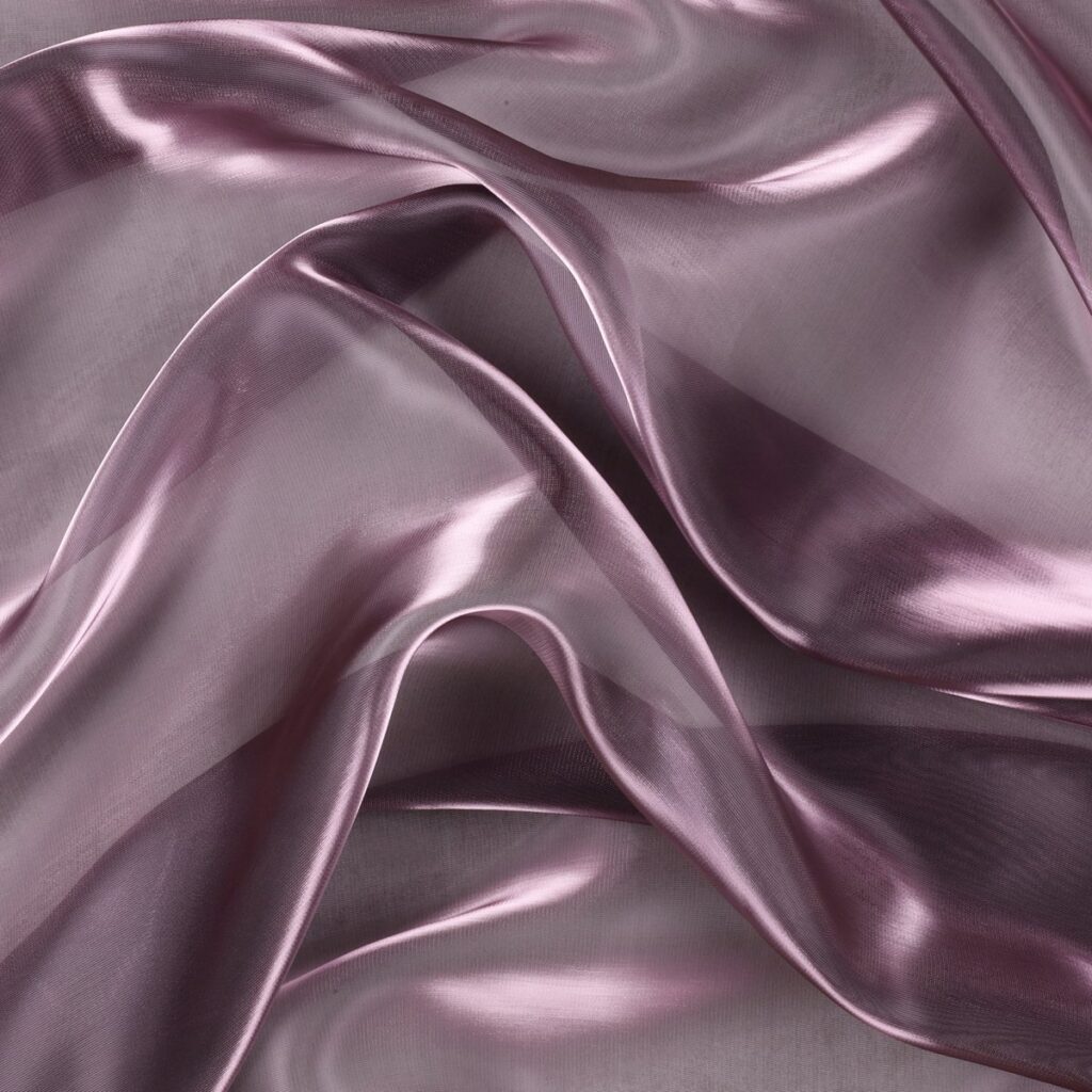 Dettaglio organza lucida malva perlato - trasparenza e riflessi