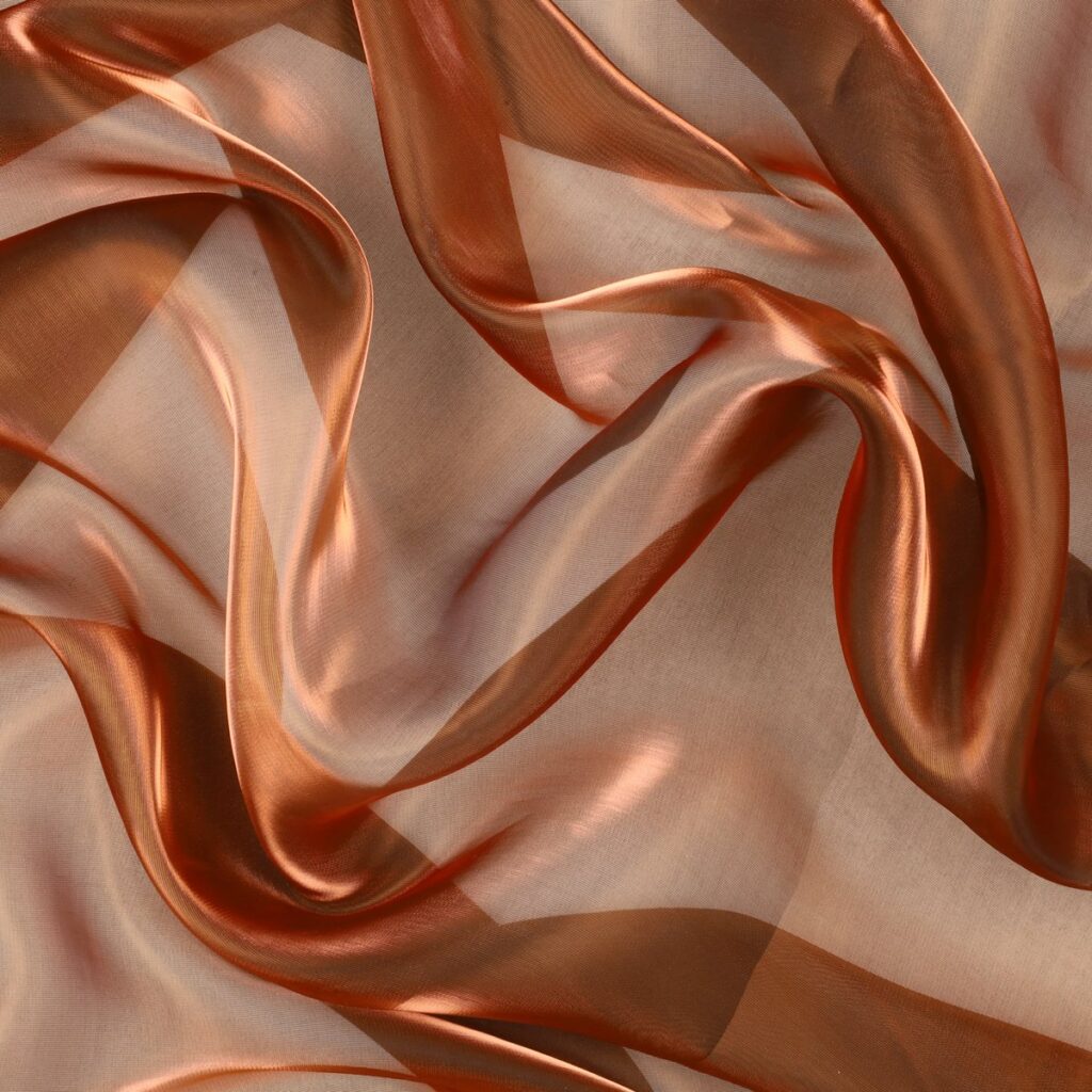 Dettaglio organza lucida ruggine - trasparenza e riflessi