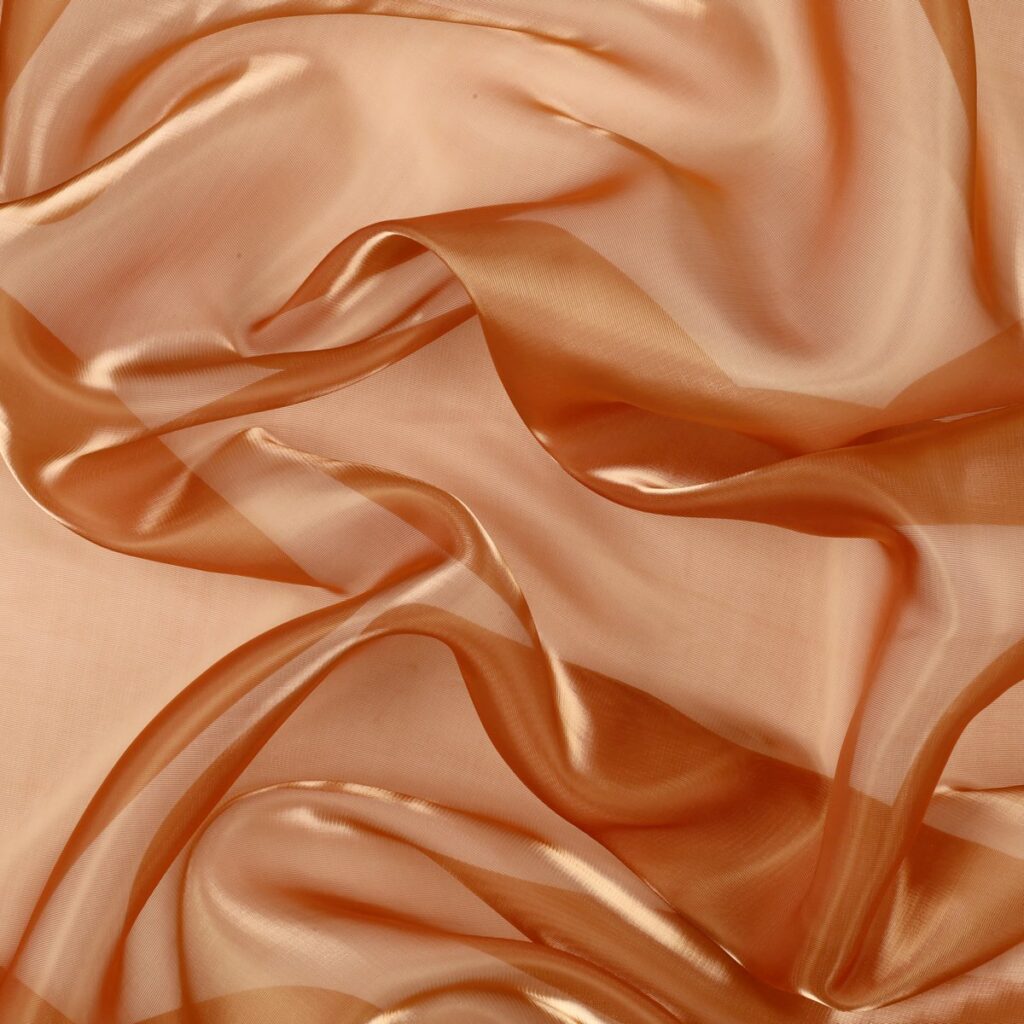 Dettaglio organza lucida bronzo - trasparenza e riflessi