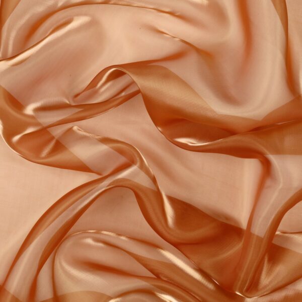 Dettaglio organza lucida bronzo - trasparenza e riflessi