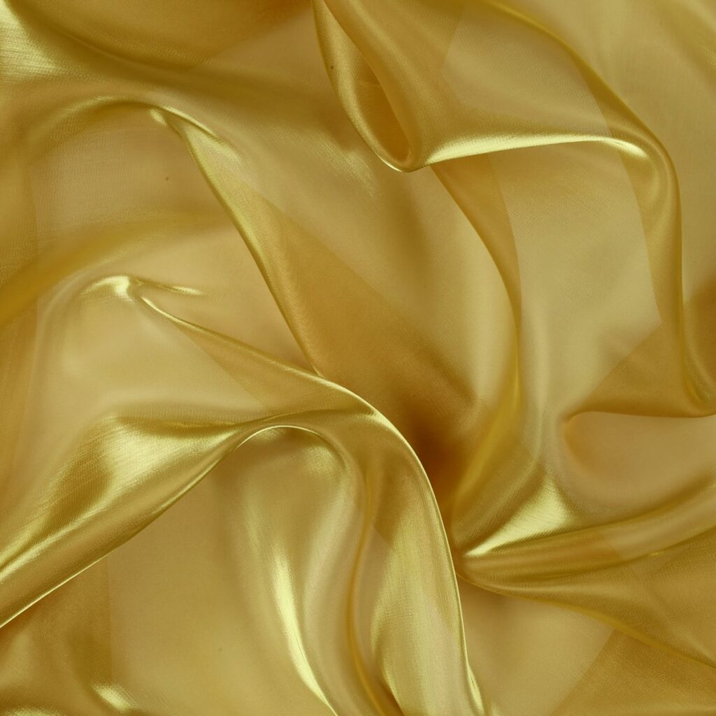 Dettaglio organza lucida oro - trasparenza e riflessi