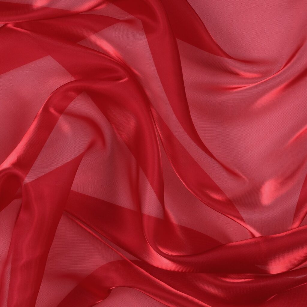 Dettaglio organza lucida rosso - trasparenza e riflessi