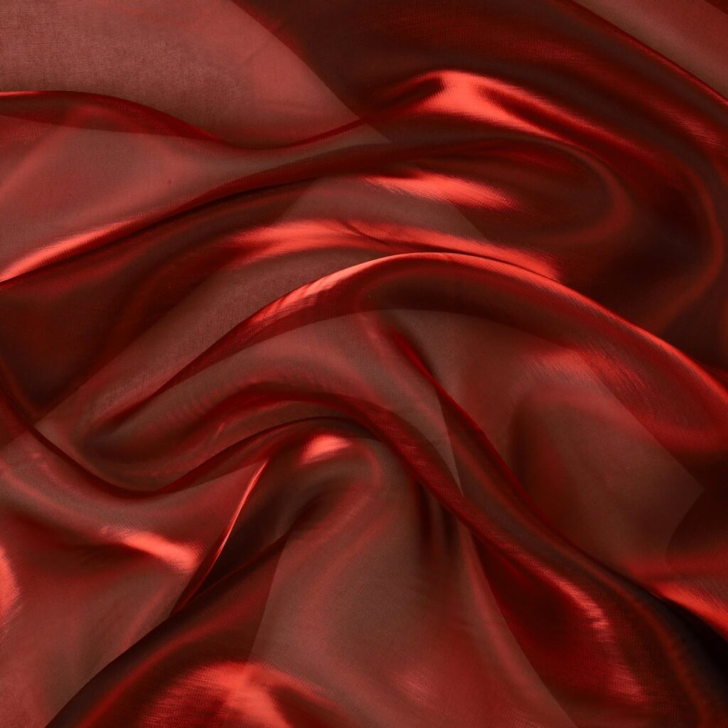 Dettaglio organza lucida rosso rubino - trasparenza e riflessi
