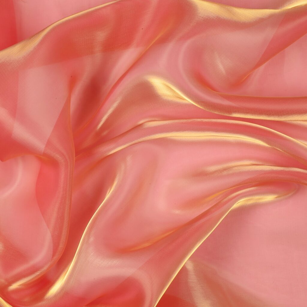 Dettaglio organza lucida salmone riflesso oro - trasparenza e riflessi