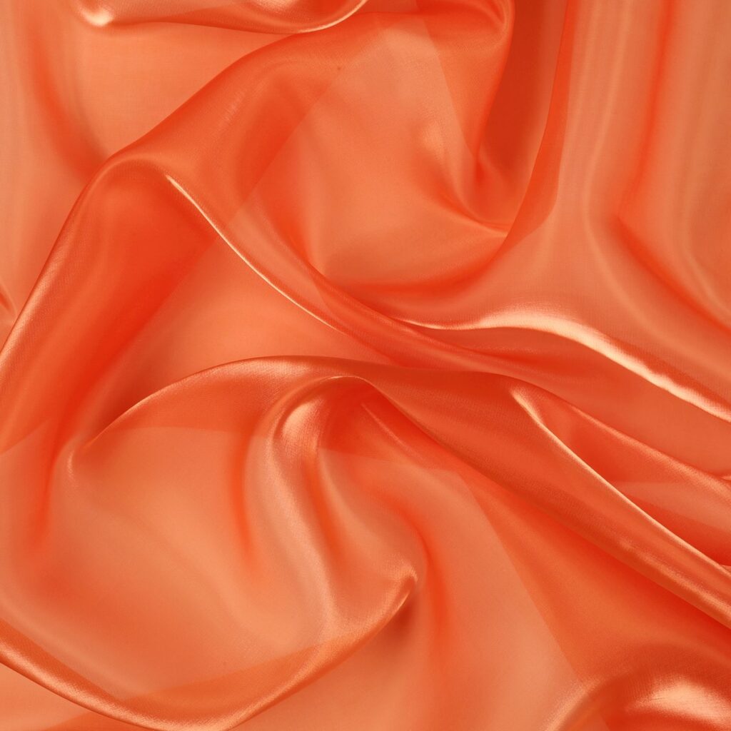 Dettaglio organza lucida arancio - trasparenza e riflessi