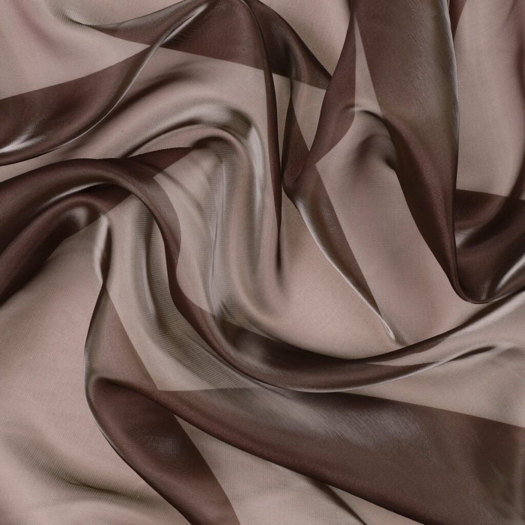 Dettaglio organza lucida marrone - trasparenza e riflessi