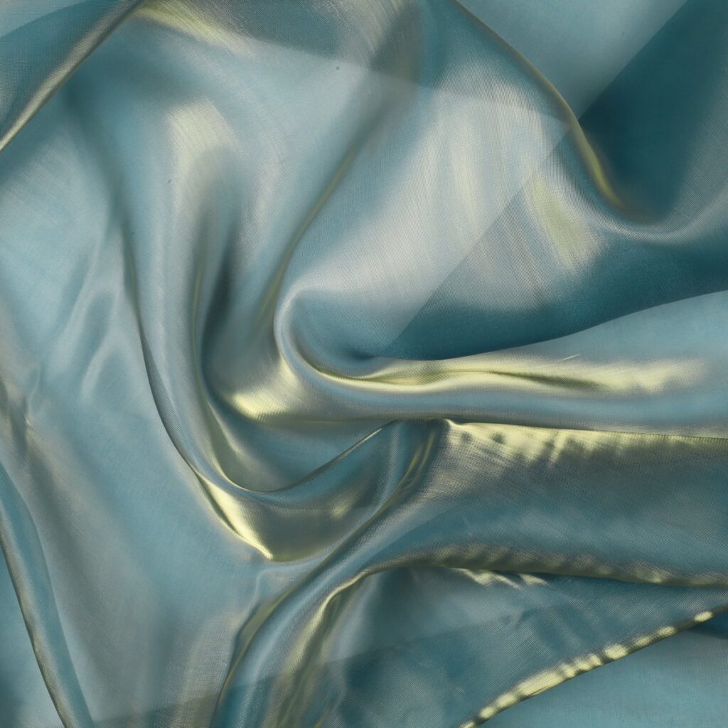 Dettaglio organza lucida tiffany riflesso oro - trasparenza e riflessi