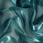 Dettaglio organza lucida petrolio - trasparenza e riflessi