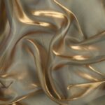 Dettaglio organza lucida ottone - trasparenza e riflessi