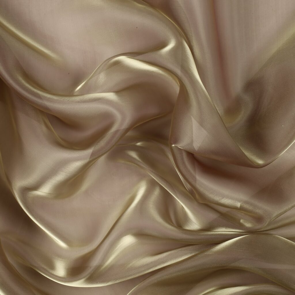 Dettaglio organza lucida tortora - trasparenza e riflessi