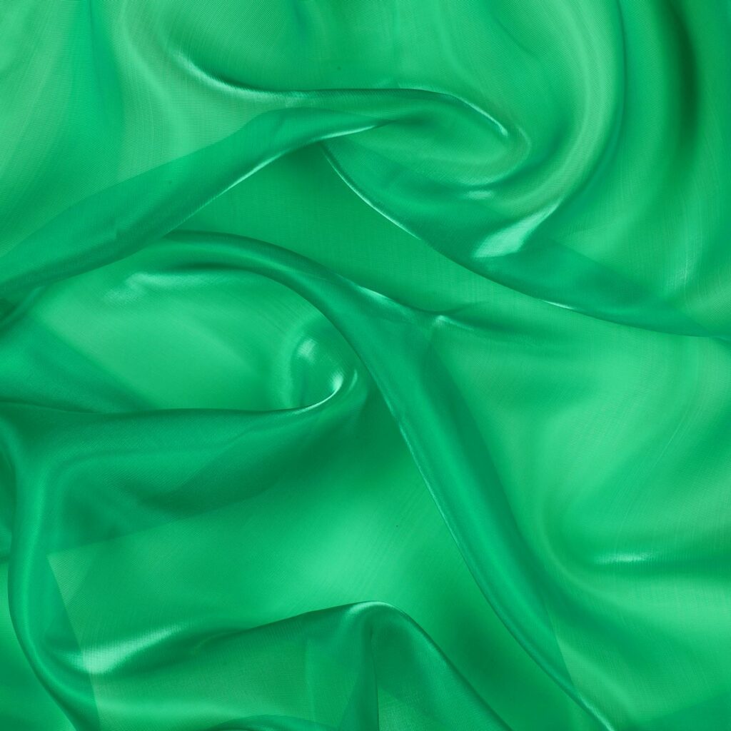 Dettaglio organza lucida verde bandiera - trasparenza e riflessi
