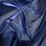 Dettaglio organza lucida blu royal - trasparenza e riflessi