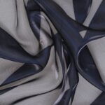 Dettaglio organza lucida blu navy - trasparenza e riflessi