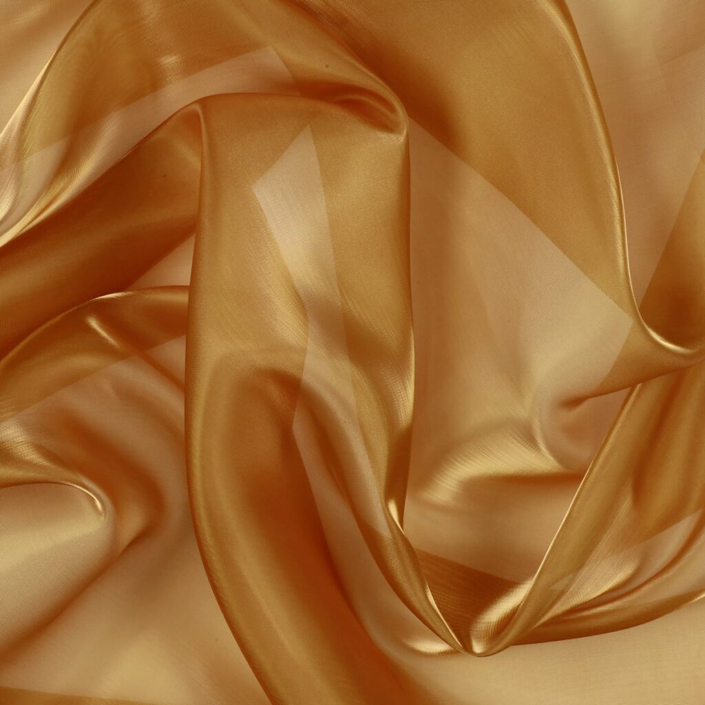 Dettaglio organza lucida ambra - trasparenza e riflessi