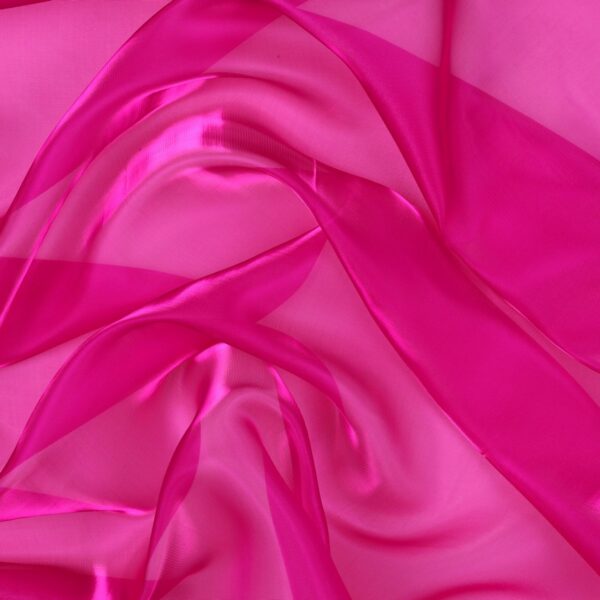 Dettaglio organza lucida fucsia pop - trasparenza e riflessi
