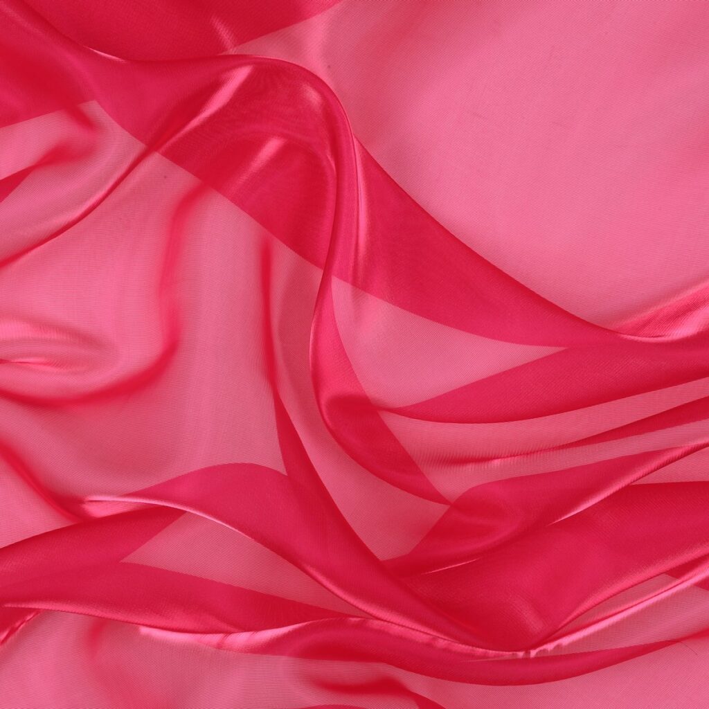 Dettaglio organza lucida corallo - trasparenza e riflessi